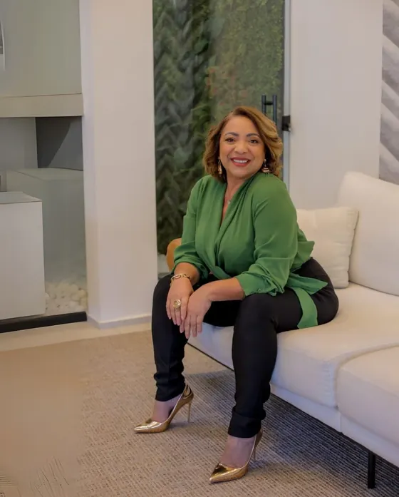 Cristina Marinho sentada no sofá da recepção da clínica