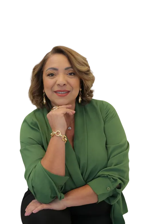 Cristina Marinho sentada, com a mão no queixo